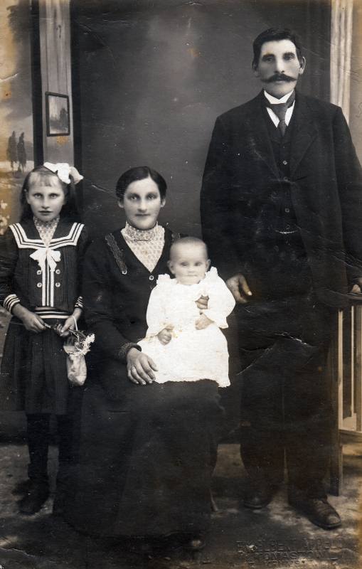 Jan Schumann z żoną Zuzanną z Martinów i córkami: Rozalią i Lidią (na kolanach matki), ok. 1903